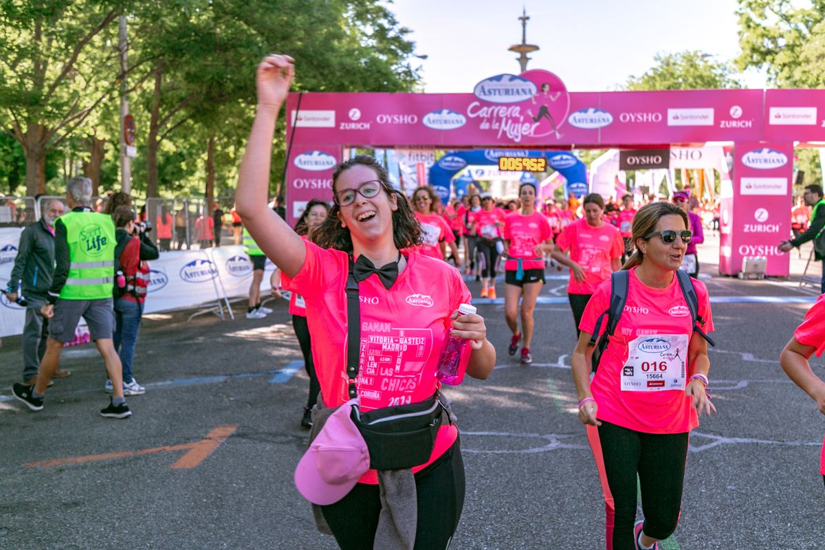 Carrera de la Mujer de Madrid - META, ARCO DERECHO (de 59:00 a 1:00:02)