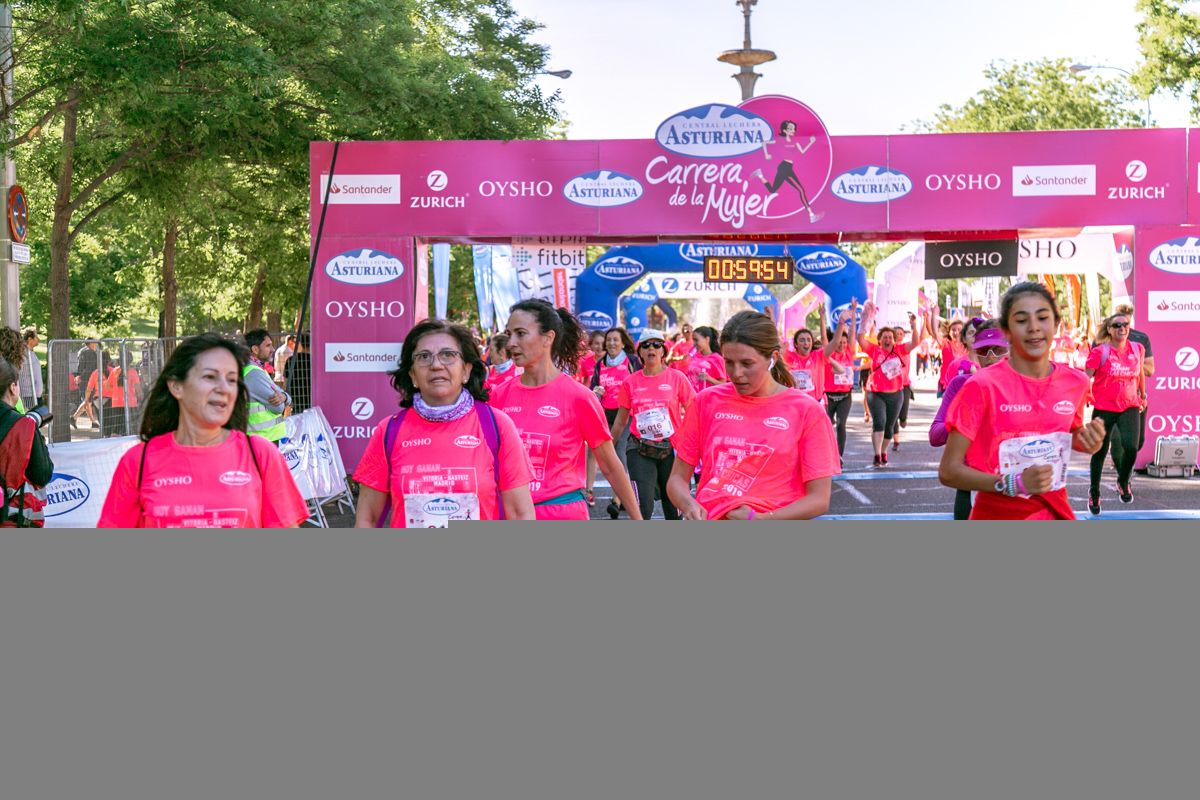 Carrera de la Mujer de Madrid - META, ARCO DERECHO (de 59:00 a 1:00:02)