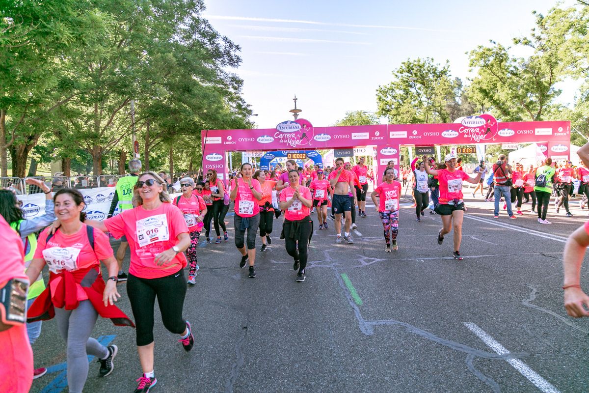 Carrera de la Mujer de Madrid - META, ARCO DERECHO (de 1:00:03 a 1:01:21)