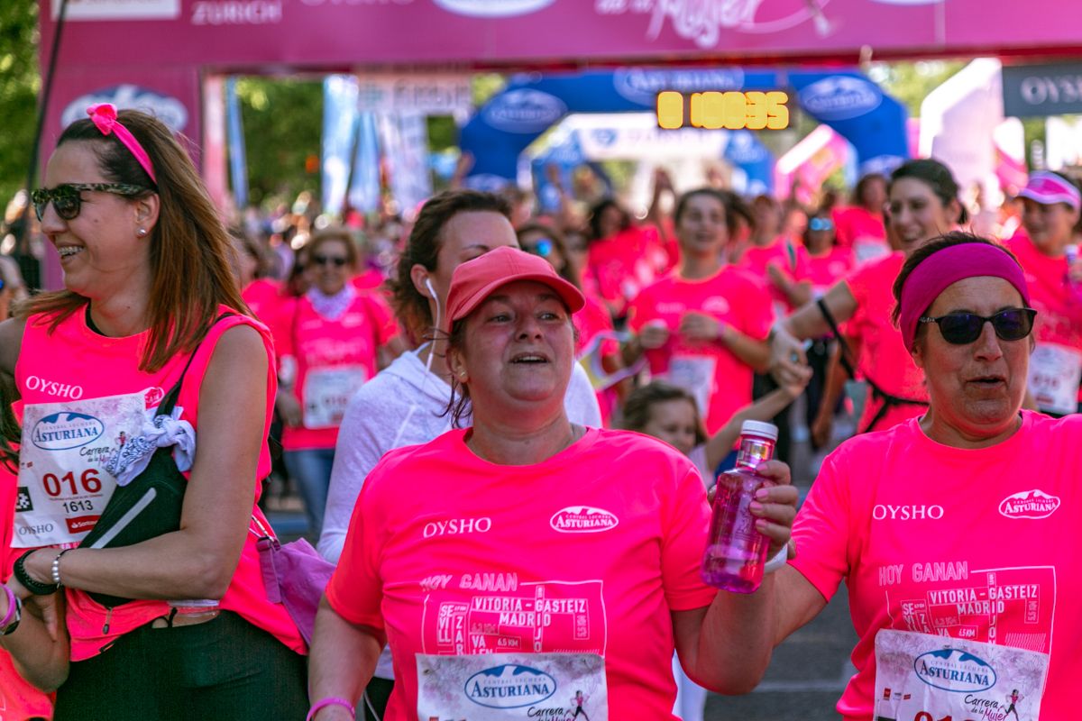 Carrera de la Mujer de Madrid - META, ARCO DERECHO (de 1:00:03 a 1:01:21)