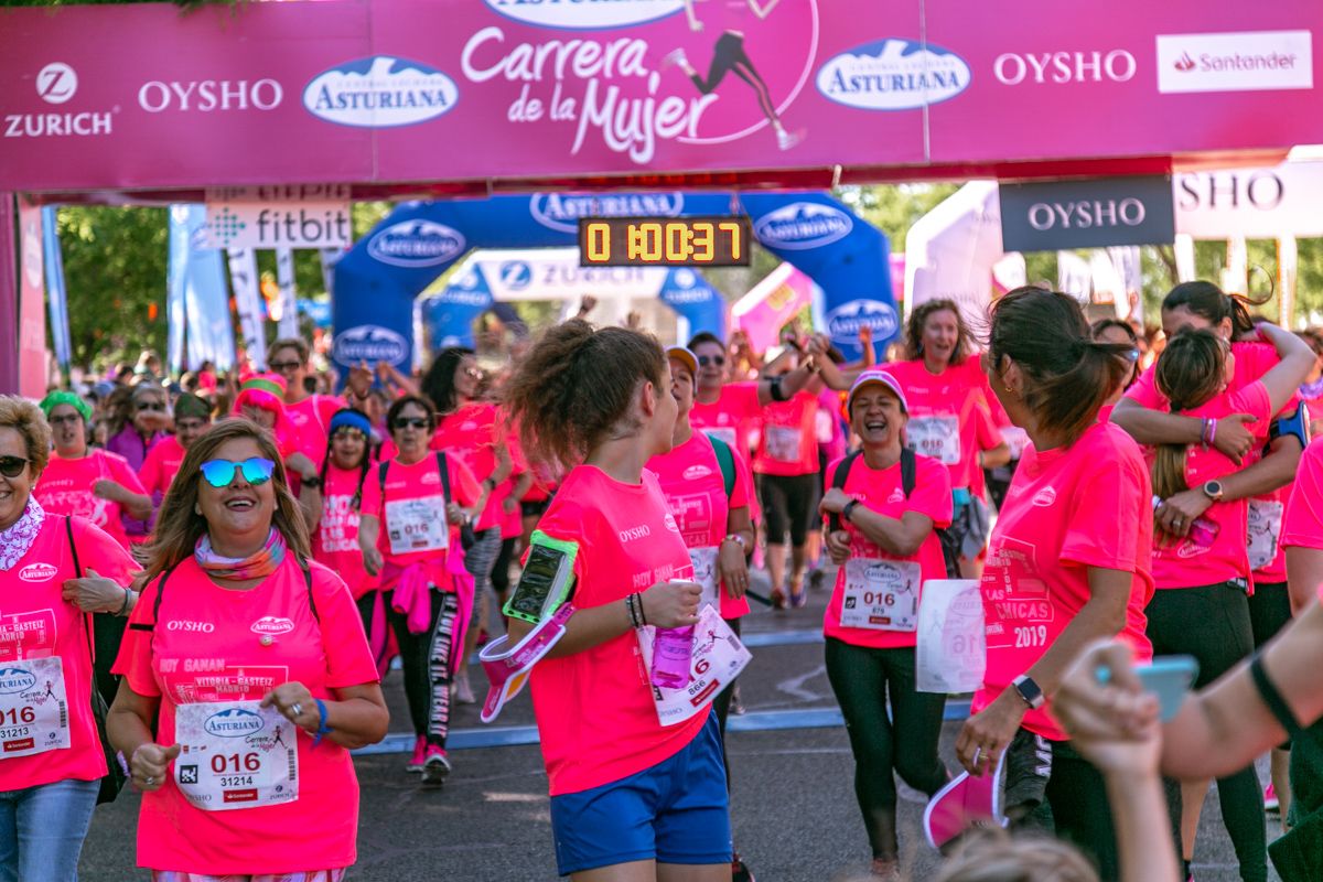 Carrera de la Mujer de Madrid - META, ARCO DERECHO (de 1:00:03 a 1:01:21)
