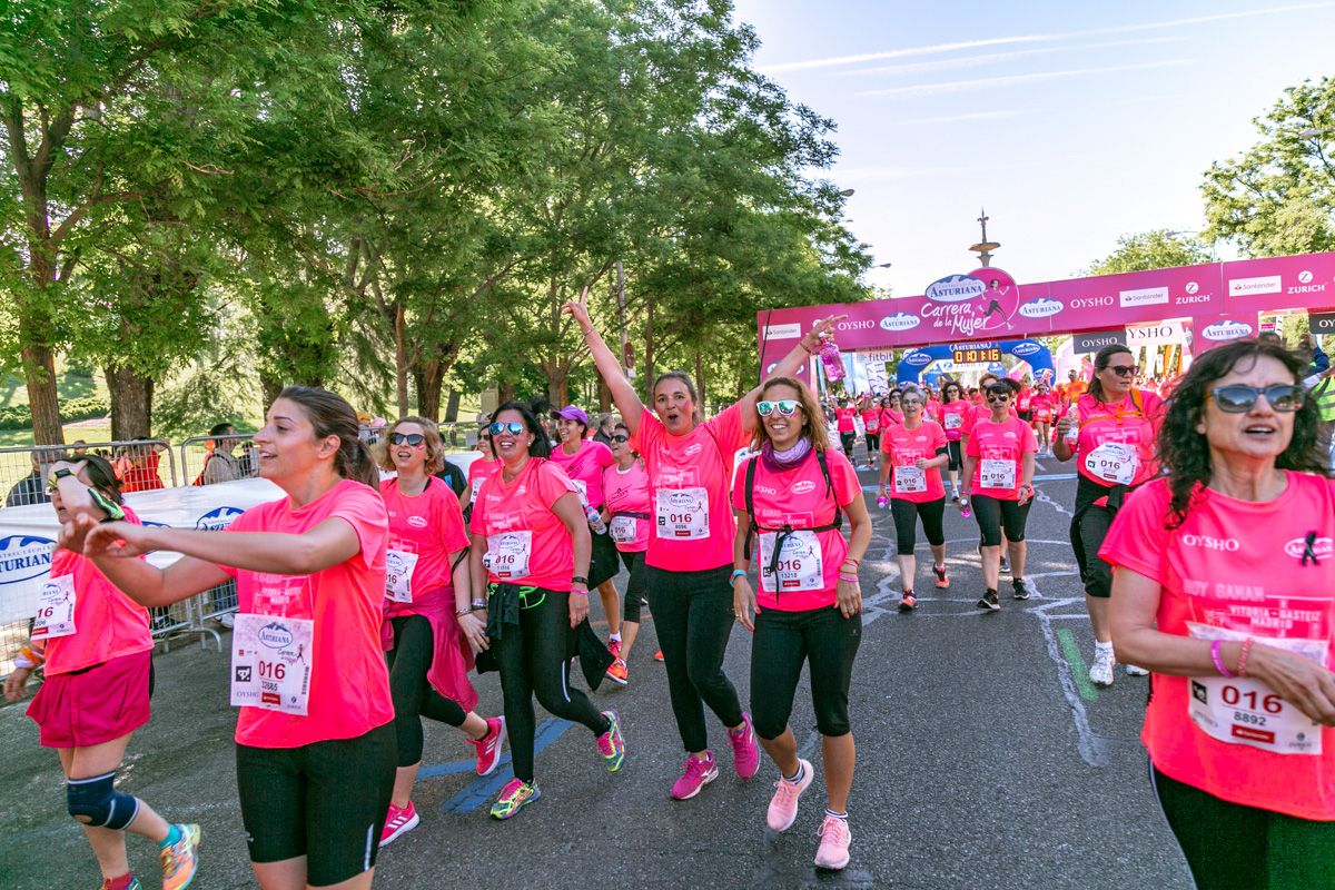 Carrera de la Mujer de Madrid - META, ARCO DERECHO (de 1:00:03 a 1:01:21)