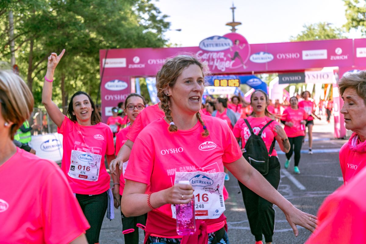 Carrera de la Mujer de Madrid - META, ARCO DERECHO (de 1:01:22 a 1:02:36)