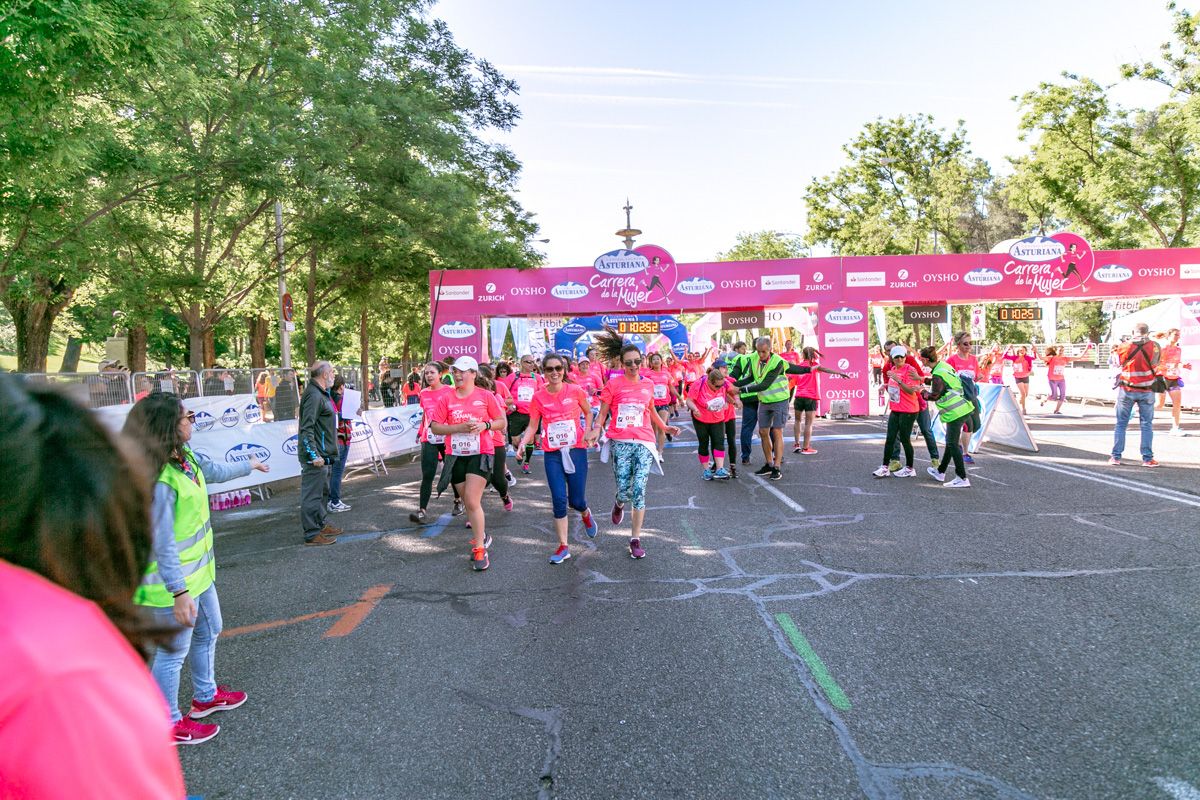 Carrera de la Mujer de Madrid - META, ARCO DERECHO (de 1:02:40 a 1:04:11)