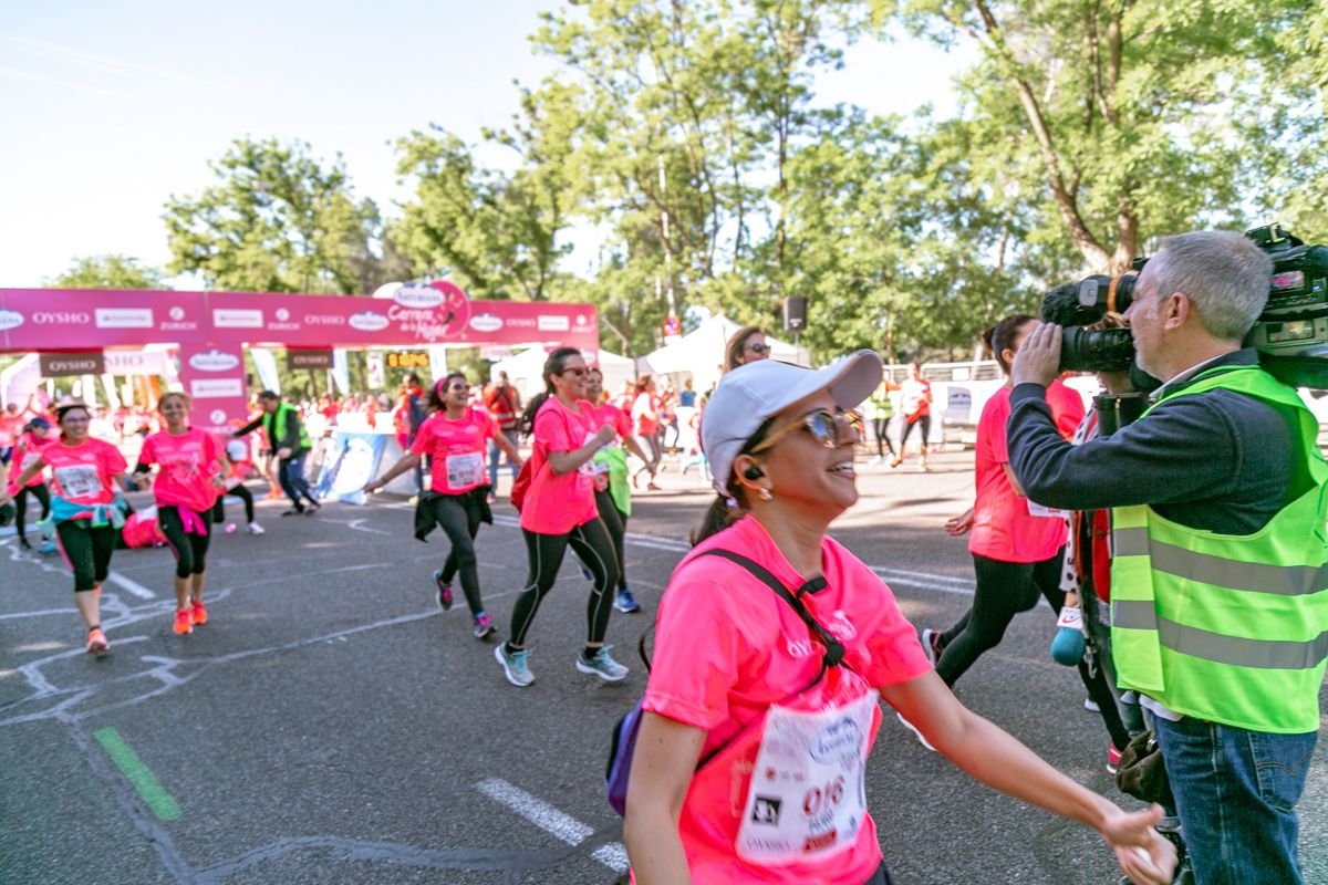 Carrera de la Mujer de Madrid - META, ARCO DERECHO (de 1:02:40 a 1:04:11)