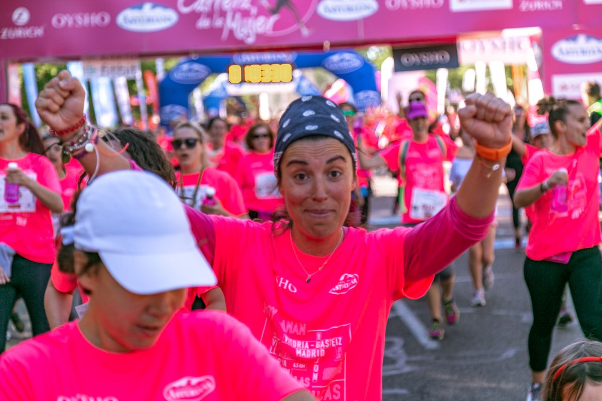 Carrera de la Mujer de Madrid - META, ARCO DERECHO (de 1:02:40 a 1:04:11)