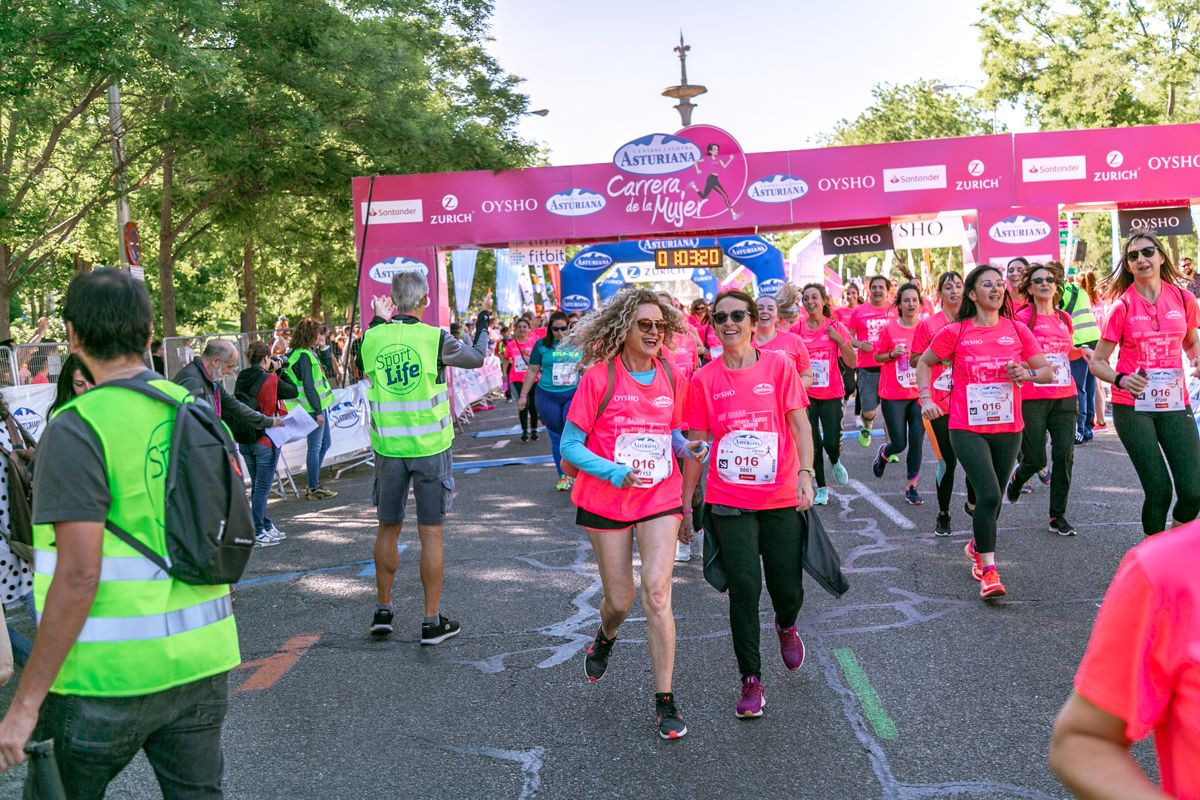 Carrera de la Mujer de Madrid - META, ARCO DERECHO (de 1:02:40 a 1:04:11)