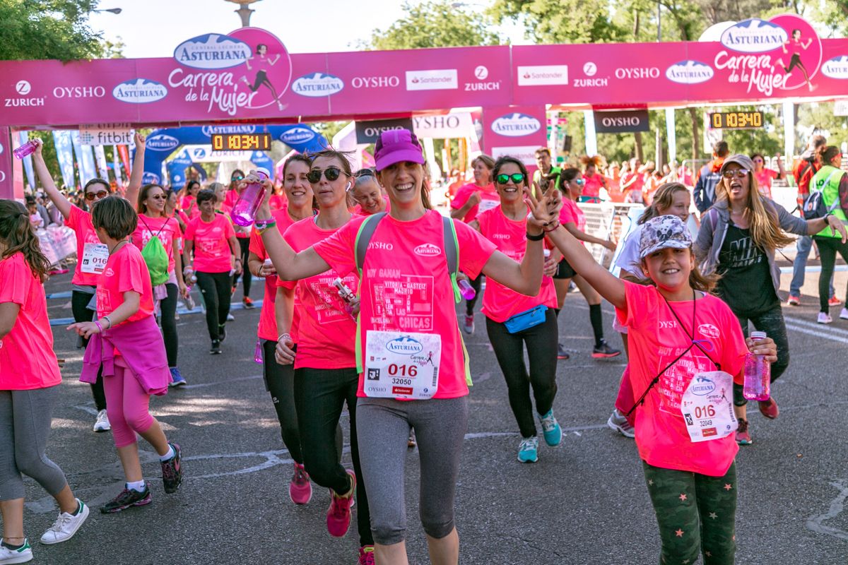 Carrera de la Mujer de Madrid - META, ARCO DERECHO (de 1:02:40 a 1:04:11)