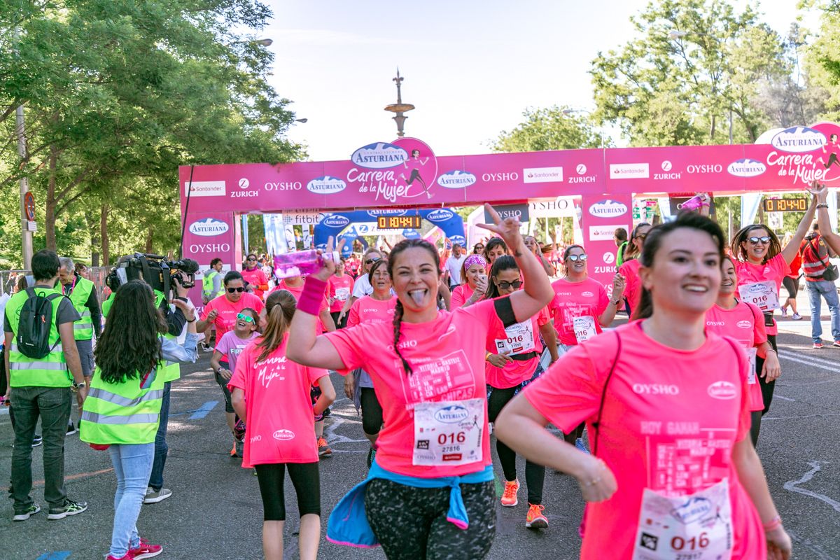 Carrera de la Mujer de Madrid - META, ARCO DERECHO (de 1:04:12 a 1:05:34)