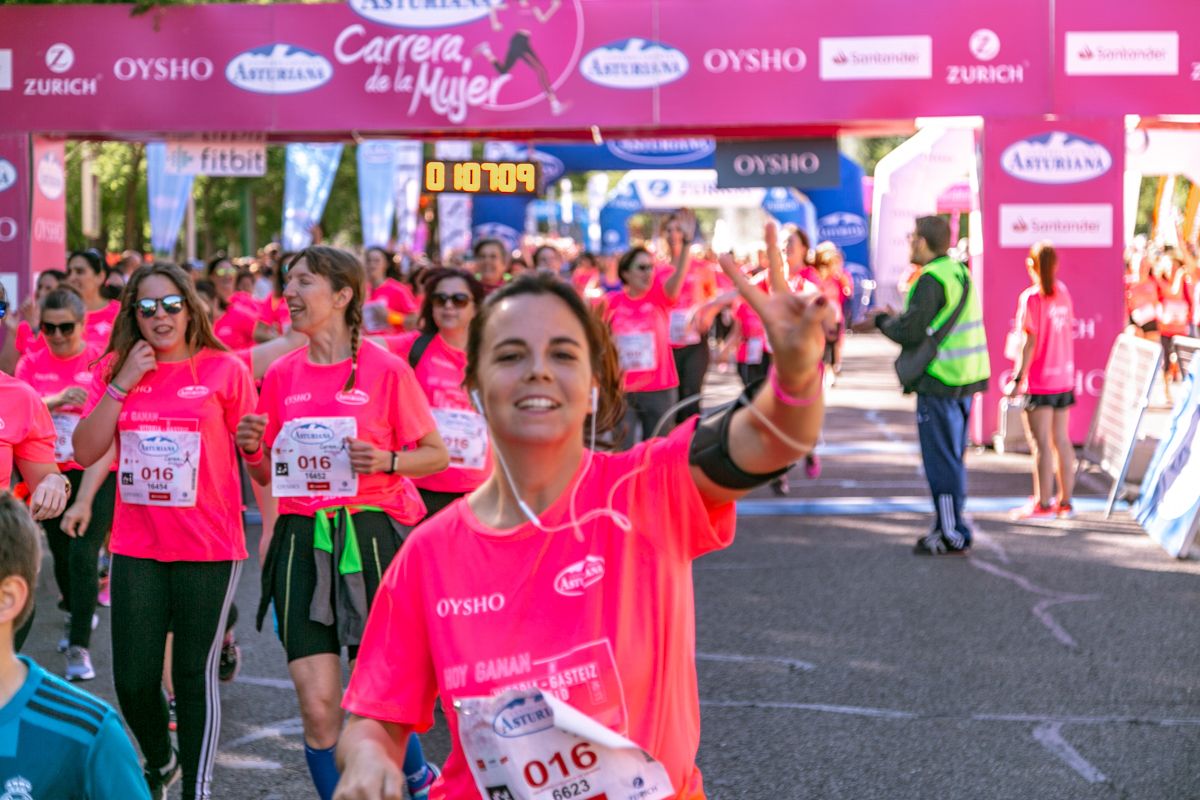 Carrera de la Mujer de Madrid - META, ARCO DERECHO (de 1:05:47 a 1:07:15)