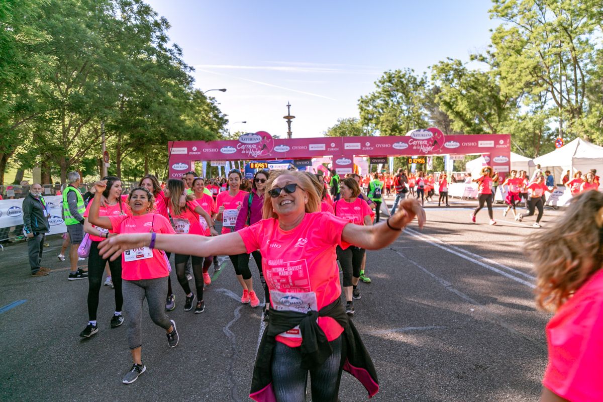 Carrera de la Mujer de Madrid - META, ARCO DERECHO (de 1:09:50 a 1:10:49)