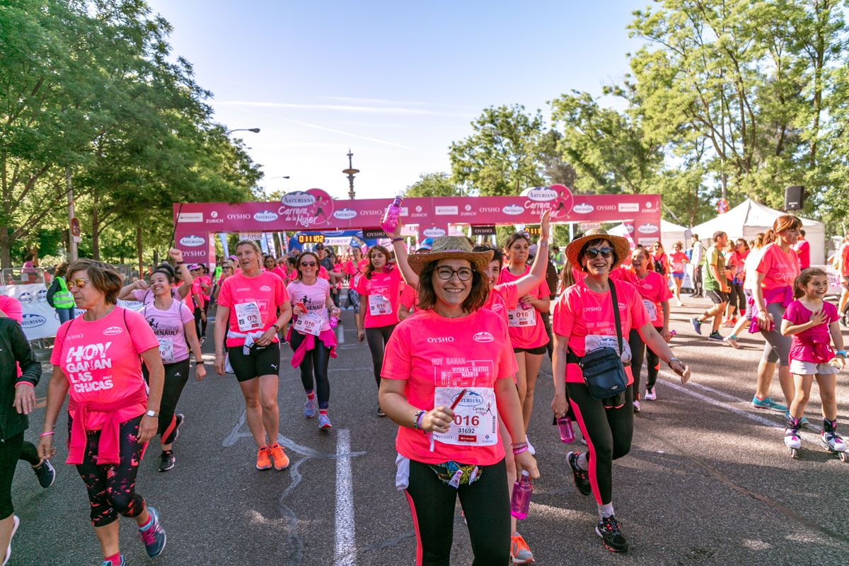 Carrera de la Mujer de Madrid - META, ARCO DERECHO (de 1:10:50 a 1:12:12)