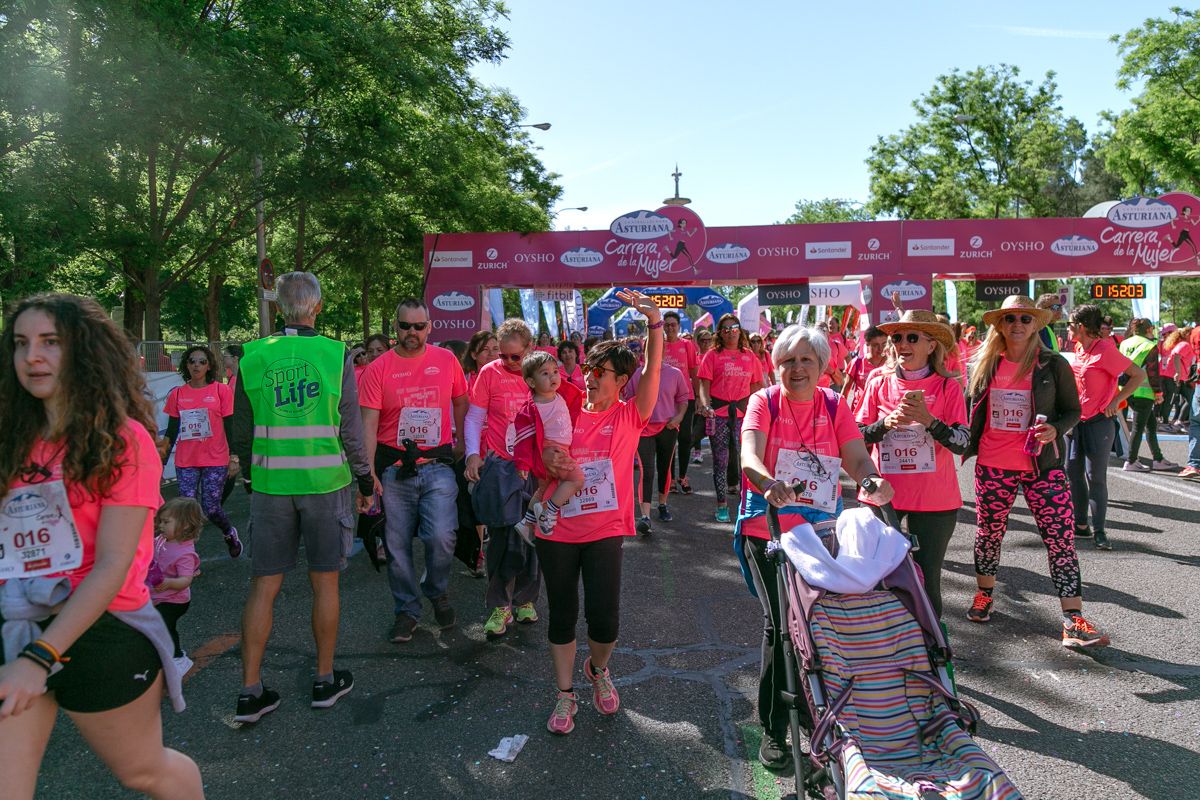Carrera de la Mujer de Madrid - META, ARCO DERECHO (de 1:51:50 a 1:53:15)