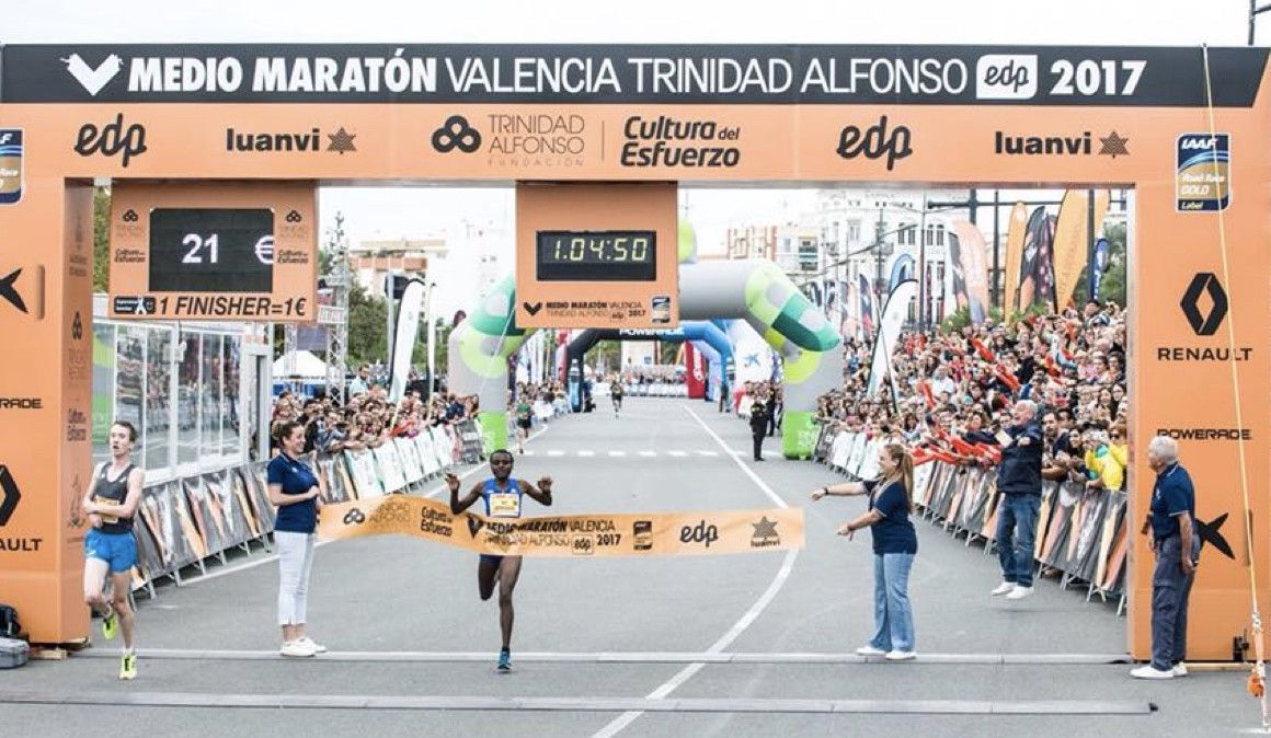 Joyciline Jepkosgei batiendo el récord del mundo de medio maratón en Valencia | soycorredor.es