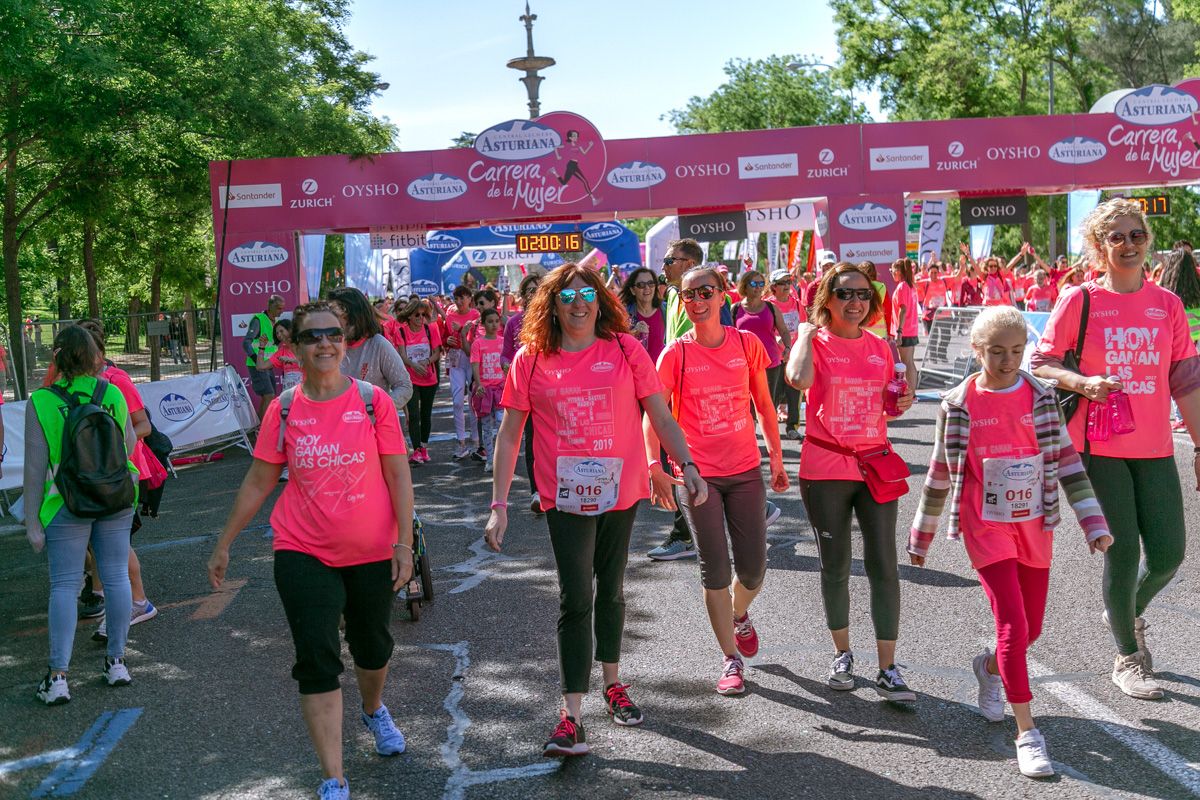 Carrera de la Mujer de Madrid - META, ARCO DERECHO (de 1:58:30 a 2:01:00)