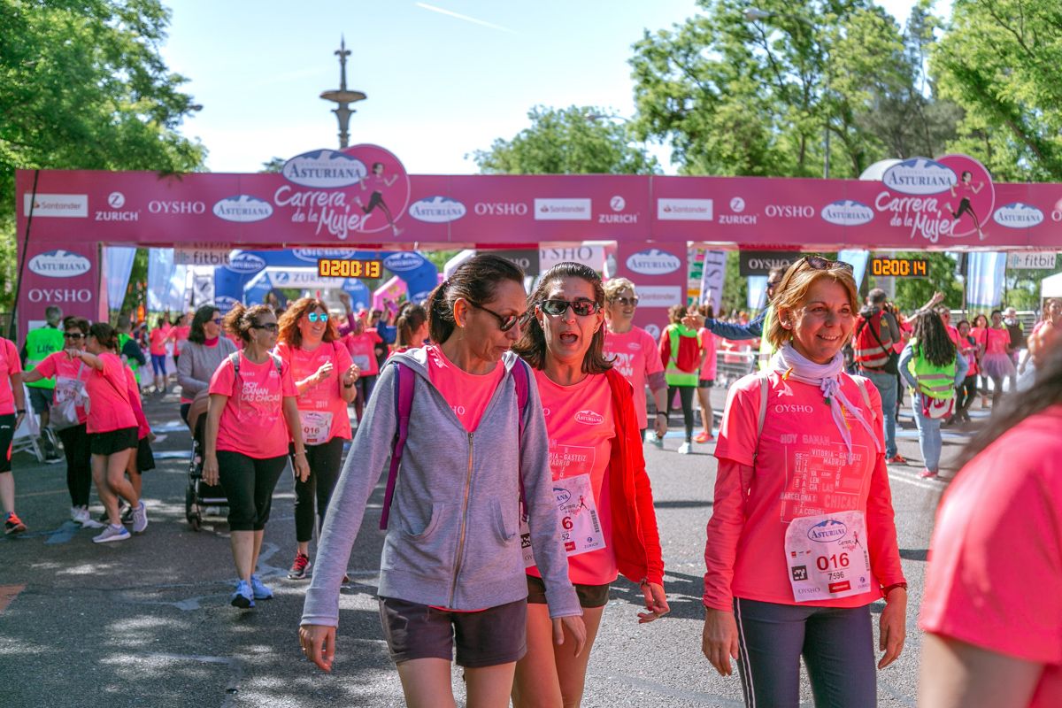 Carrera de la Mujer de Madrid - META, ARCO DERECHO (de 1:58:30 a 2:01:00)