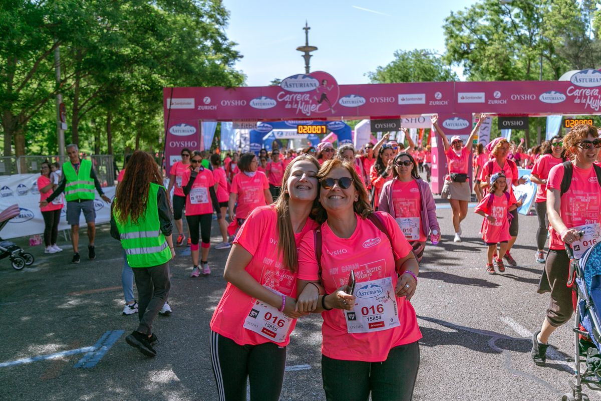 Carrera de la Mujer de Madrid - META, ARCO DERECHO (de 1:58:30 a 2:01:00)