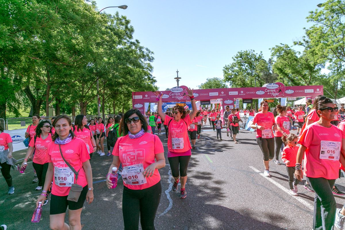 Carrera de la Mujer de Madrid - META, ARCO DERECHO (de 1:58:30 a 2:01:00)