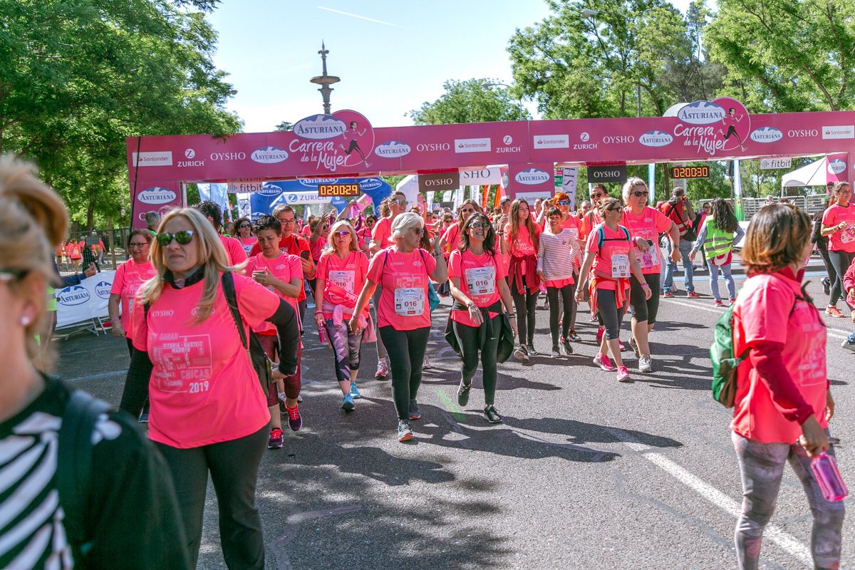 Carrera de la Mujer de Madrid - META, ARCO DERECHO (de 1:58:30 a 2:01:00)