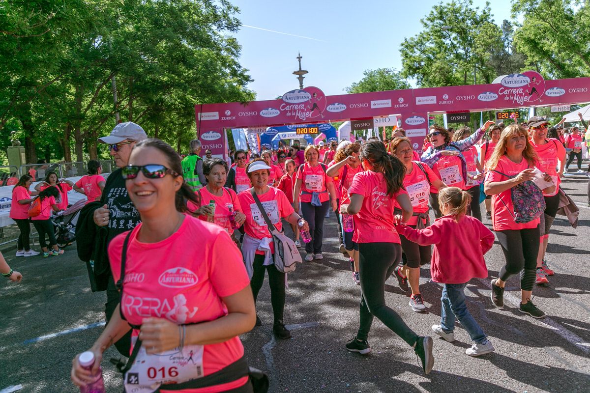 Carrera de la Mujer de Madrid - META, ARCO DERECHO (de 1:58:30 a 2:01:00)
