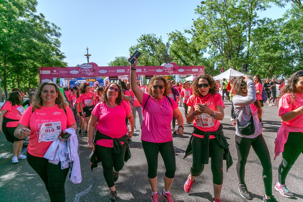 Carrera de la Mujer de Madrid - META, ARCO DERECHO (de 1:58:30 a 2:01:00)