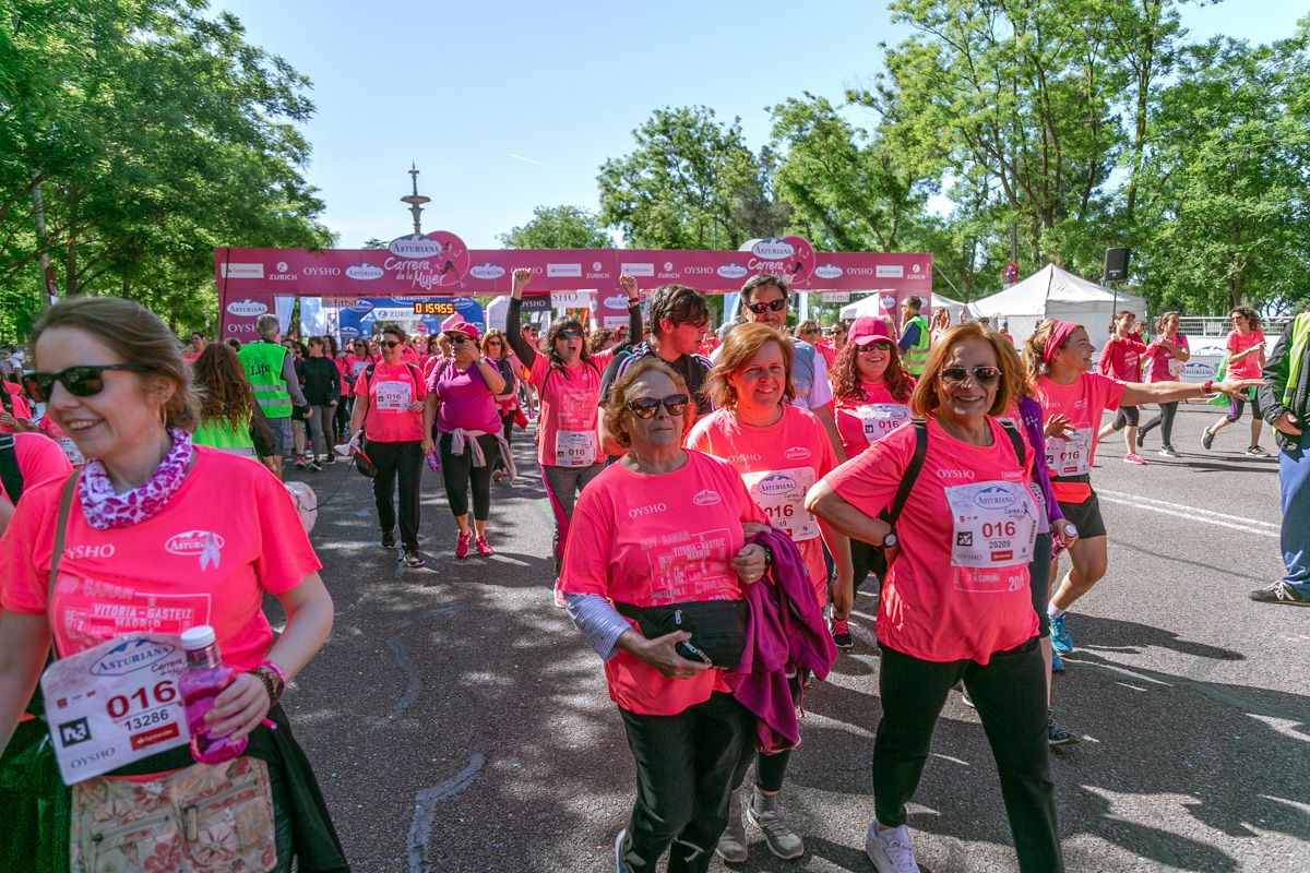 Carrera de la Mujer de Madrid - META, ARCO DERECHO (de 1:58:30 a 2:01:00)