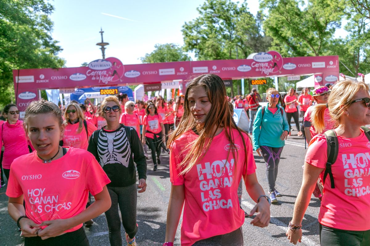 Carrera de la Mujer de Madrid - META, ARCO DERECHO (de 1:58:30 a 2:01:00)