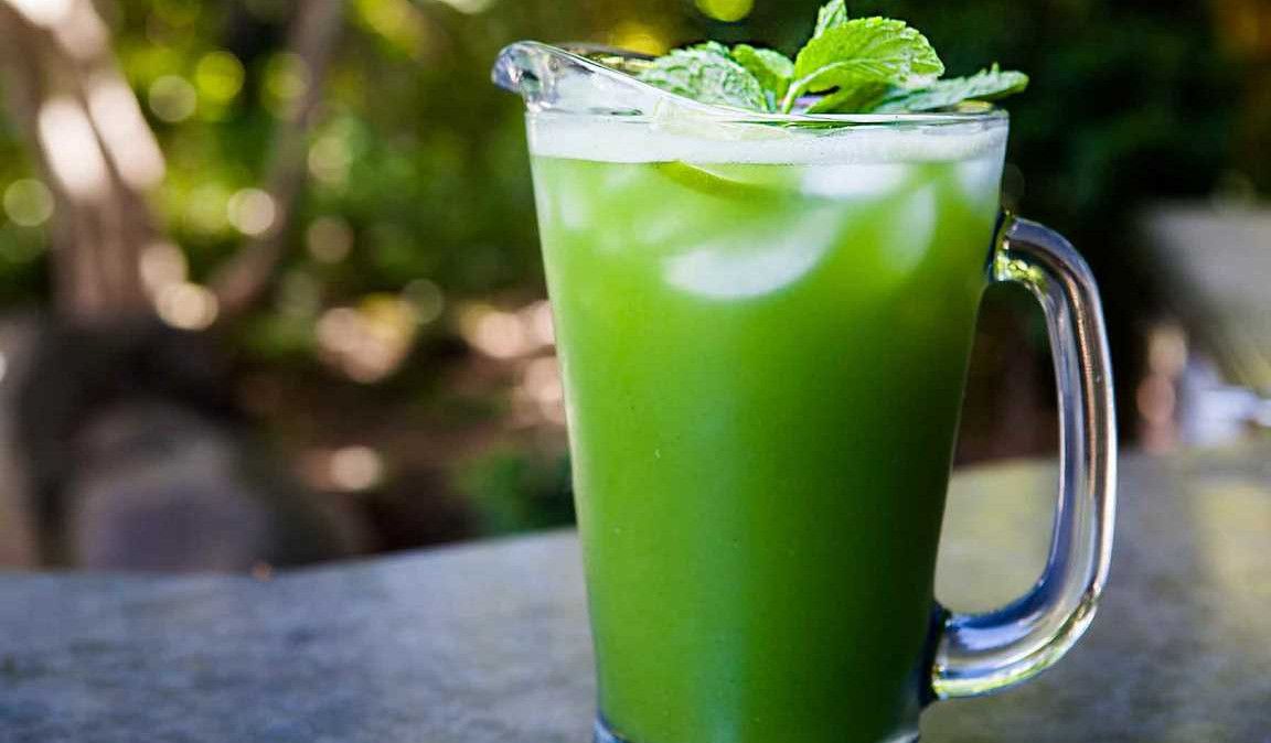 La bebida de pepino y menta para tomar después de correr en verano