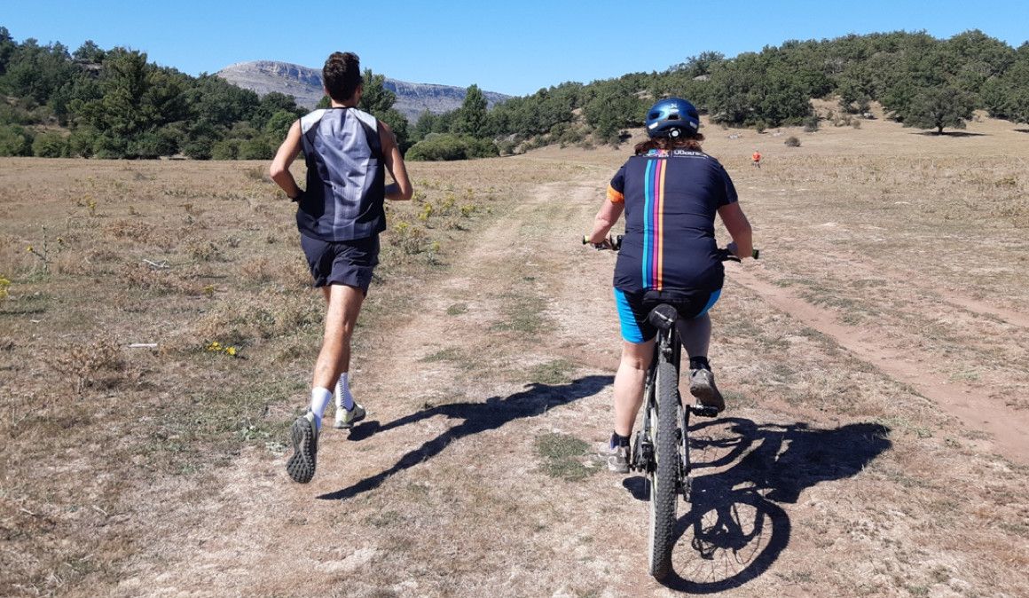 Que te acompañen en bici siempre es una buena ayuda. Aquí, con mi madre en Valonsadero | soycorredor.es