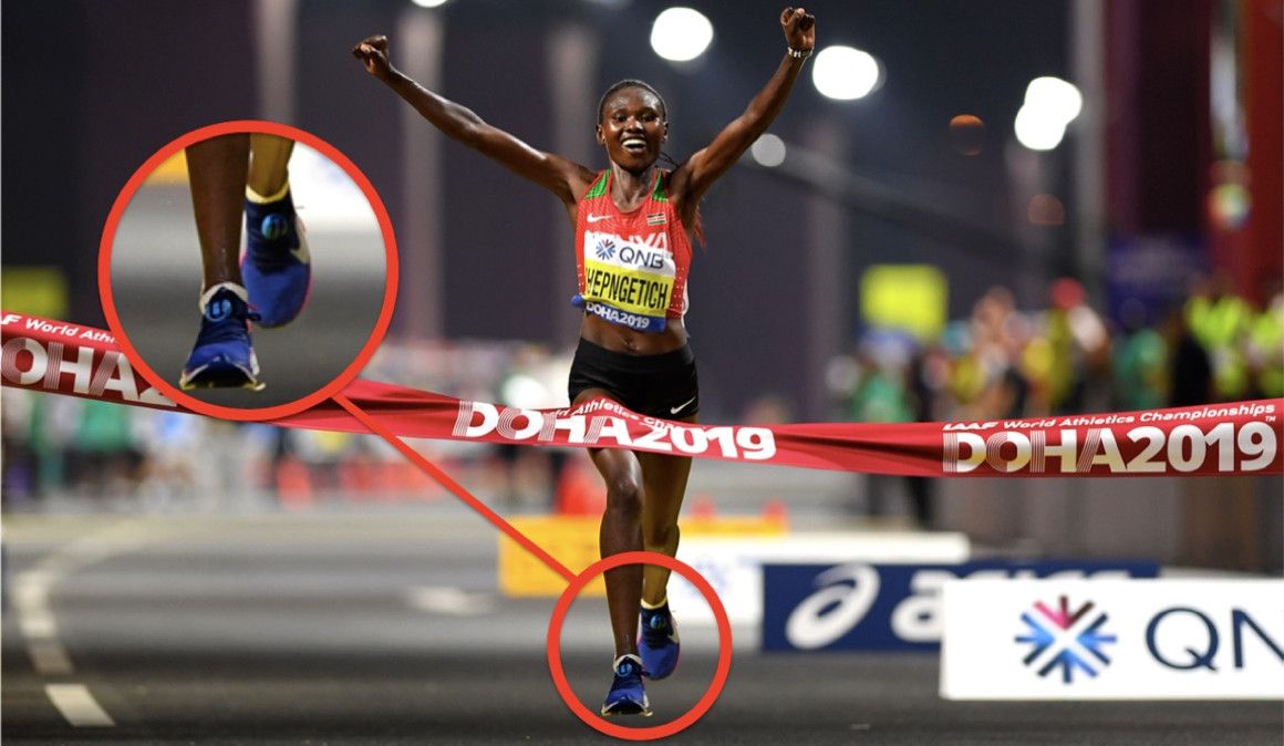 Ruth Chepngetich cruzando la línea de meta con sus Vaporfly 4% Flyknit de Nike | IAAF