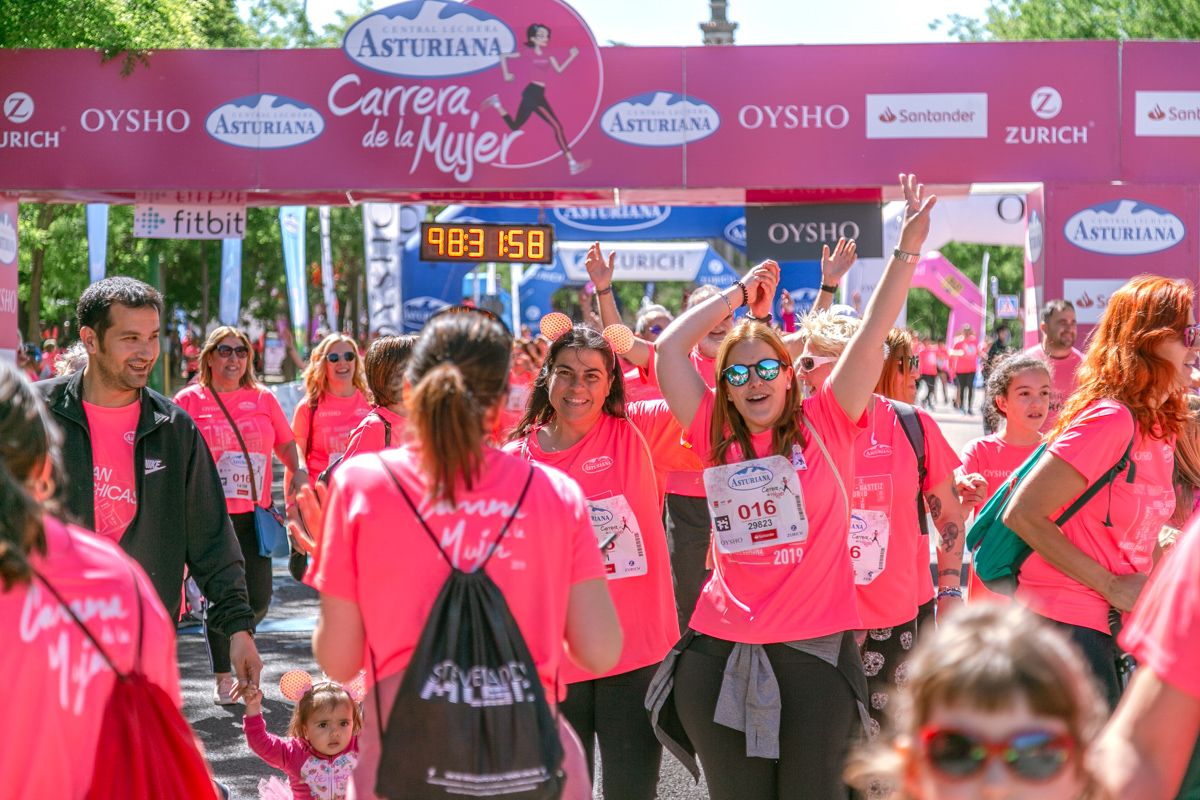 Carrera de la Mujer de Madrid - META, ARCO DERECHO (de 2:30:20 a 2:32:00)