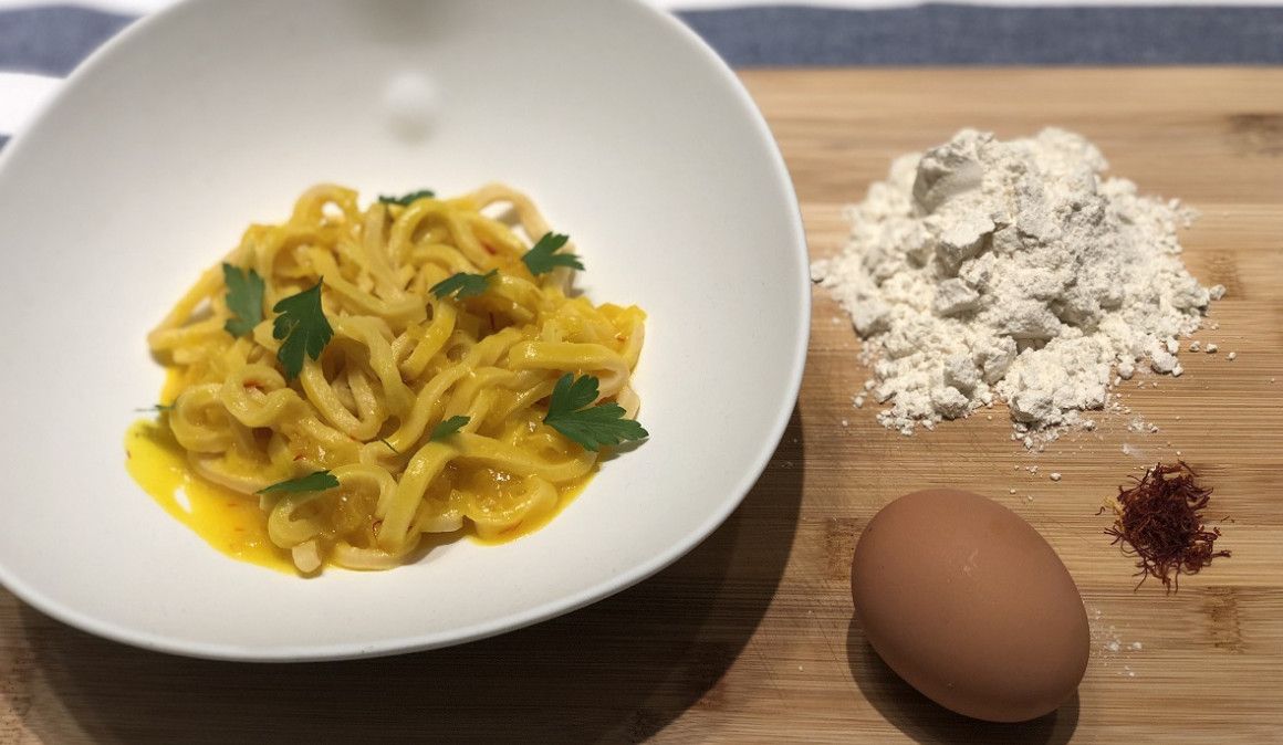Pasta fresca con salsa de azafrán