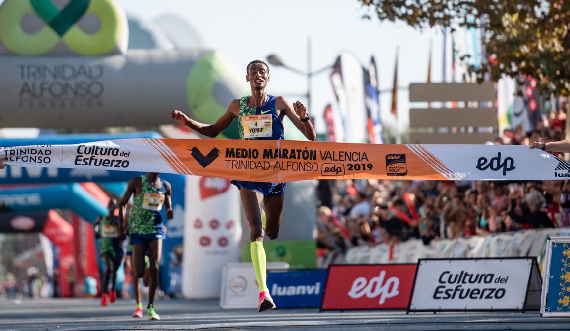 Yomif Kejelcha ganando el Medio Maratón de Valencia | Sportmedia