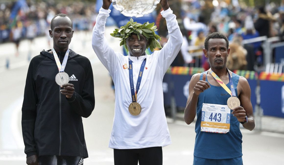 Girma Bekele a la izquierda de la foto en la meta del Maratón de Nueva York | EFE