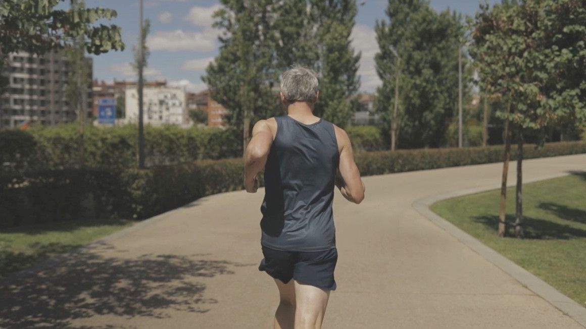 ¿Es buena idea correr sin camiseta en verano?