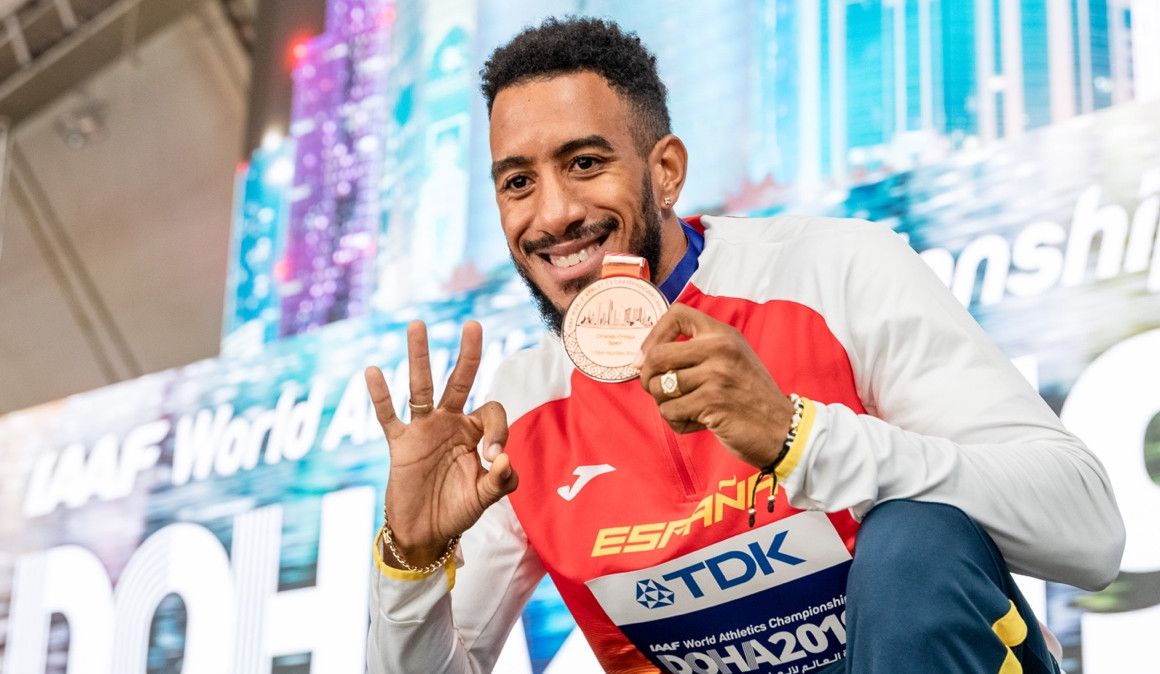 Orlando Ortega con la medalla de bronce del Campeonato del Mundo de Doha | soycorredor.es