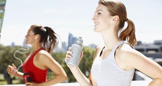 Correr con algo en la mano puede causarte una lesión