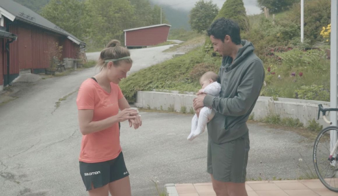 Emelie Forsberg y Kilian Jornet junto a su hija Maj | soycorredor.es