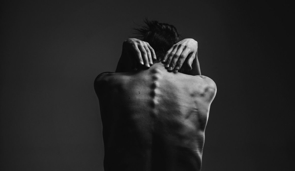 La espalda suele ser una de las grandes damnificadas de una mala higiene postural | Olenka Kotyk