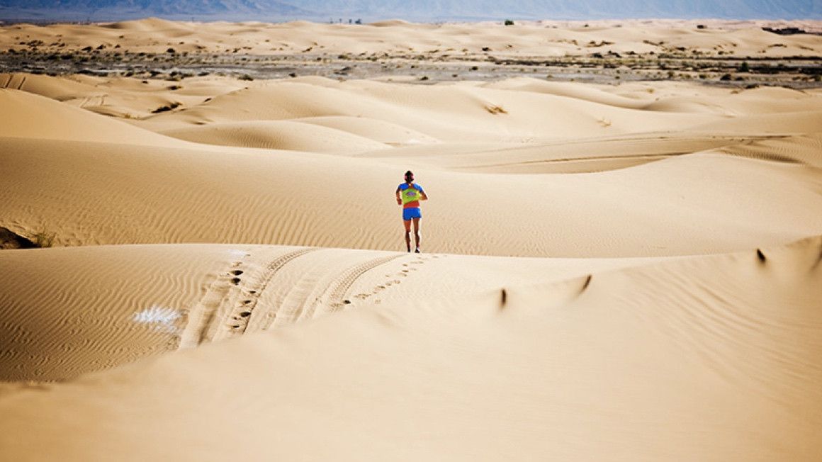 Un participante durante la Desert Run de 2018 | Jordi Anguera