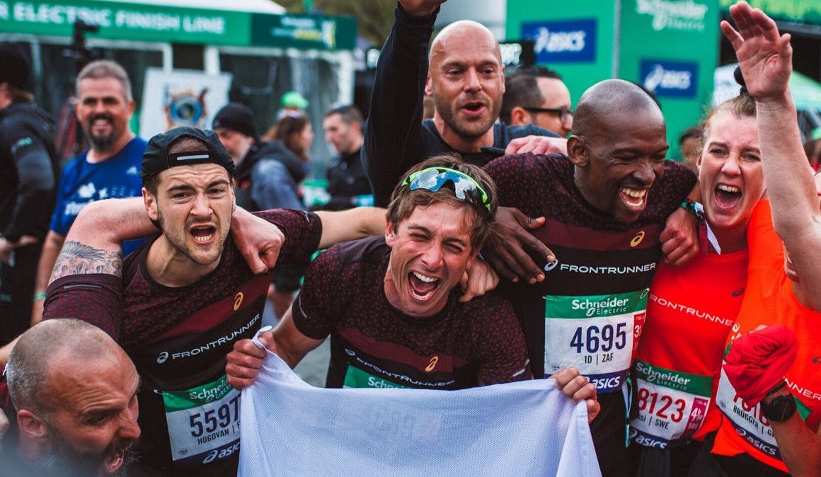 Participantes del reto celebran la finalización en la meta del Maratón de París | soycorredor.es
