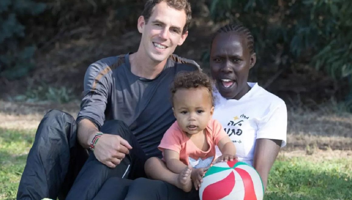  Lonah Chemtai Salpeter con su marido y entrenador, Dan Salpeter, y su hijo | Nir Keidar