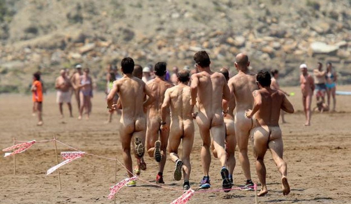 ¿Te atreverías a hacer una carrera desnudo en la playa?