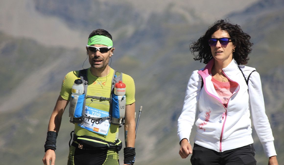 Un corredor y su pareja durante la TDS que se disputa en los Alpes | soycorredor.es