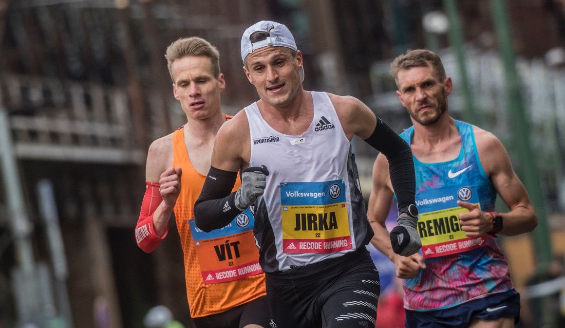 Varios atletas en el Maratón de Praga 2019 | Runczech