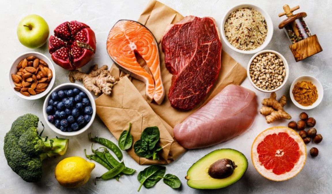 Sentido común; alimentos lo menos procesados posible te harán vivir y correr más.