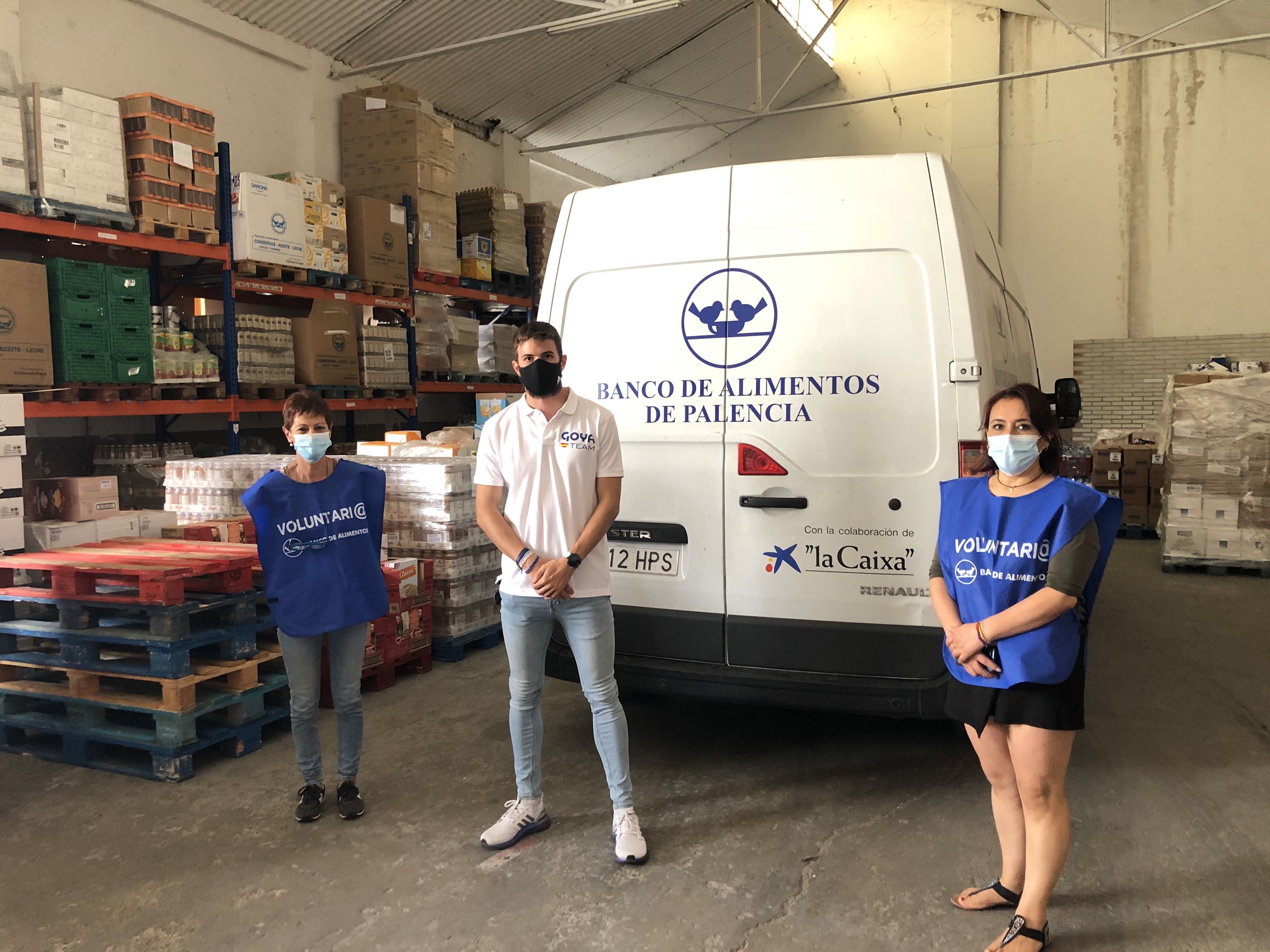 Óscar Husillos en el almacén del Banco de Alimentos de Palencia.