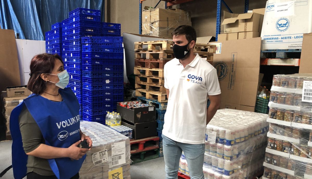 Òscar Husillos compartió una mañana con los voluntarios del Banco de Alimentos de Palencia, quienes le explicaron los pormenores de la impagable labor que realizan. Òscar Husillos compartió una mañana con los voluntarios del Banco de Alimentos de Palencia, quienes le explicaron los pormenores de la impagable labor que realizan.