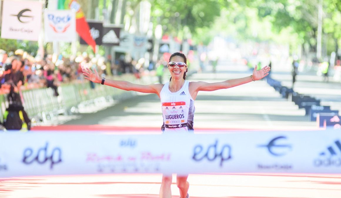 Nuria Lugueros celebrando su victoria en el medio maratón del EDP RnR Madrid Maratón | adidas