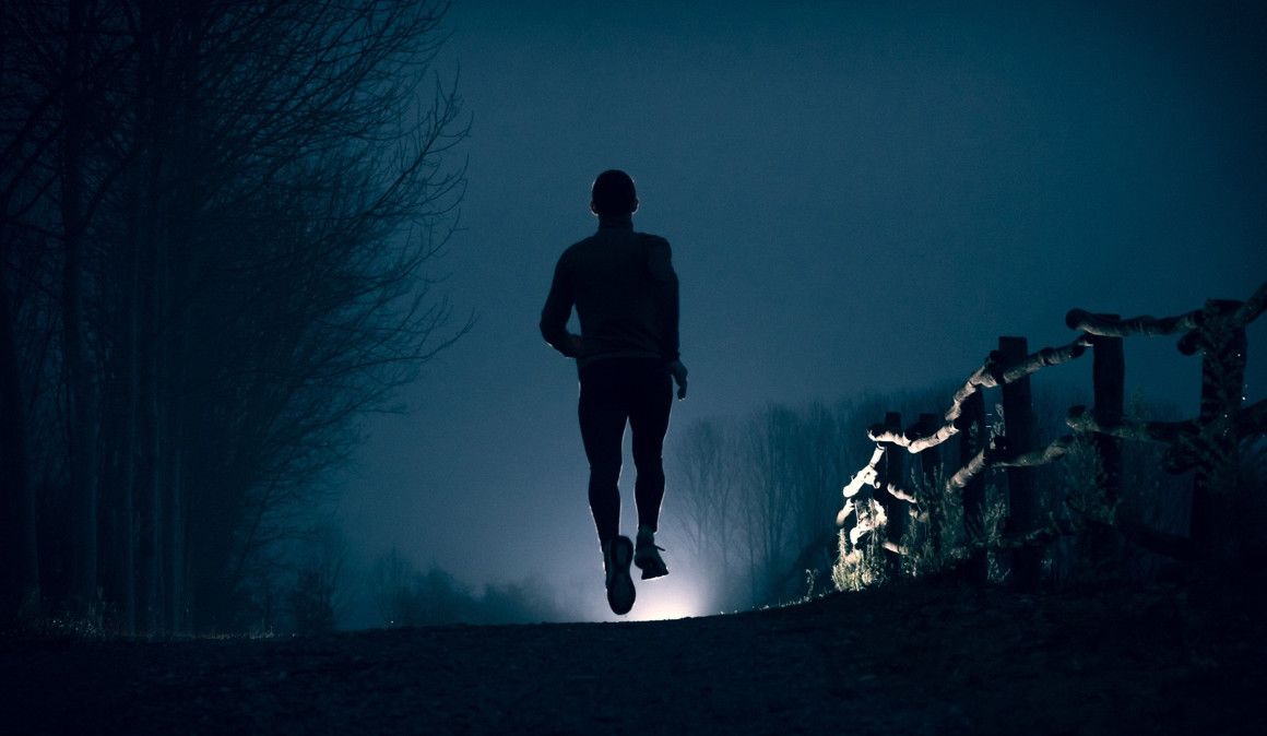 Uno de los principales consejos a la hora de correr de noche es hacerlo con frontal | iStock